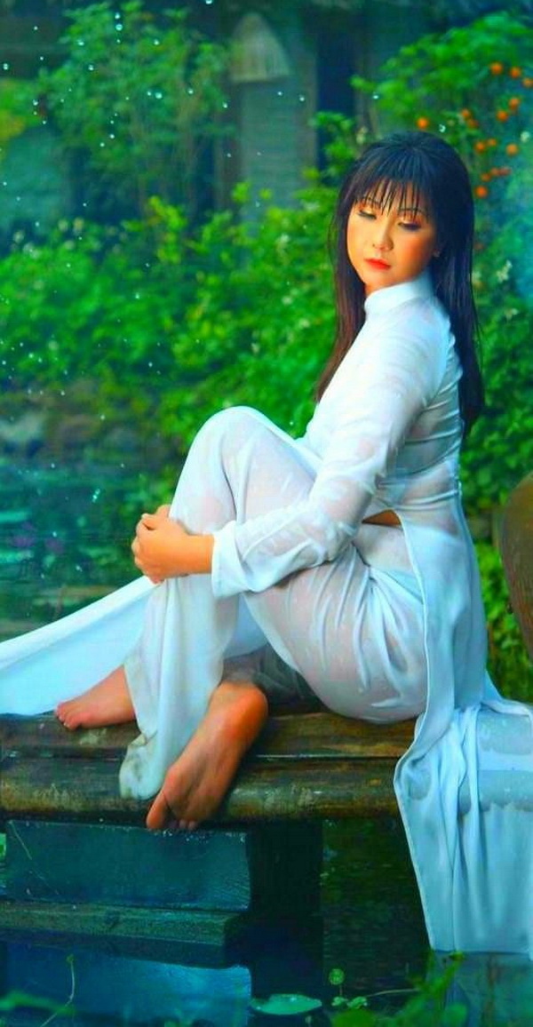 Thiếu nữ áo dài trắng ngồi ướt sũng nước