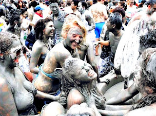 दुनिया भर में मनाये जाने वाले प्रसिद्ध और अजीबोगरीब त्योहार | Weird Festivals Around the World in Hindi