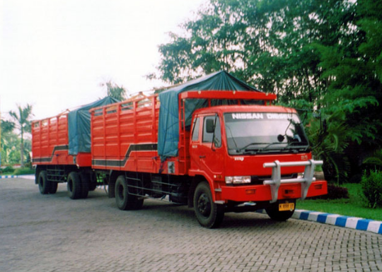 gambar truk gandeng besar di indonesia