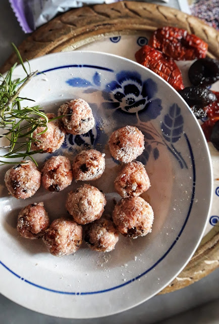 piccole polpette di pollo e prugne, preparazioe