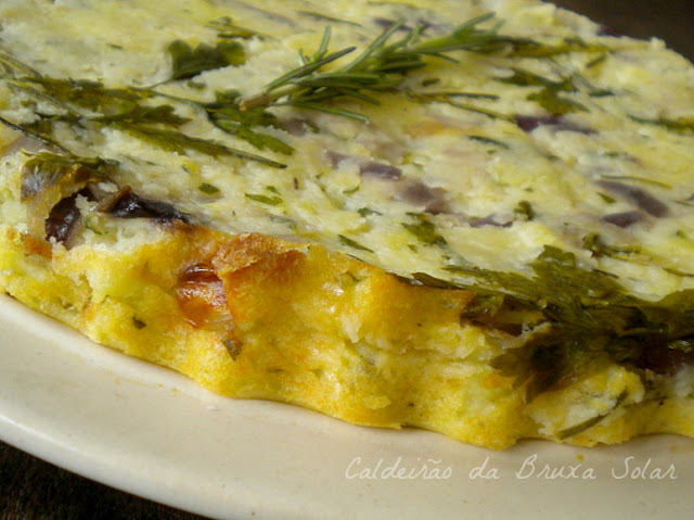 Torta de batatas com ervas, cebola e queijo