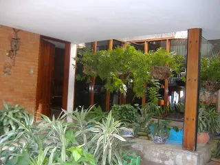 Perfil Profesional de Milagros Fernandez - Servicios Inmobiliarios     Con una excelente vista a los campos de golf  del Country Club y al Ávila, “SE VENDE" Bellísima, elegante y sobresaliente casa ideal para familia generosa y espléndida  De dos (2) plantas  de 900 mts de construcción y Anexo de 200 mts.     Con exquisitos ambientes y artísticos ventanales  ideales para Eventos Sociales y de  igual condición es una casa con materiales de primera y pisos de mármol    ideal para embajadas, consulados, residencias para personal diplomático dada la seguridad (calle ciega)  y la posibilidad  de transporte público y privado.     Precio negociable.   Cocina principal con doble acceso, equipada y con excelentes acabados de lujo, Zona de servicio cómoda con área de lavadero, maleteros, 3 habitación de servicio y de chofer cada una con baño ESTACIONAMIENTO capacidad para ubicar hasta 15 carros  Casa grande  5 habitaciones con vista al jardín y campo de golf 2 habitaciones con vestier, baño privado y closet de madera Baños con acabados de mármol hall de entrada, salón principal y secundario, gran comedor GARITA PARA PERSONAL DE SEGURIDAD 3 habitaciones de servicio con baño     Casa  de 200 mts de construcción  DOS (1)  PLANTA Cocina con patio SALA Y COMEDOR DOS (2) PLANTA 3 habitaciones 2 baños  Segunda Casa para invitados   Ir a una a vender o comprar su apartamento, casa, etc.,  en Caracas  Es más que mi trabajo a tiempo completo, es mi pasión y entusiasmo.  Y nada me da más satisfacción, gusto y gozo que apoyar para que sus visiones  De obtener una propiedad en Caracas se vuelva realidad. Concretar cita asesor  inmobiliaria: 0212.4223247/0412.3.605721  Compre Su Casa o Vender Ahora  PAGINA OFICIAL DE LA CASA COUNTRY CLUB   APARTAMENTO LA CAMPIÑA    Extraordinario, Estupendo y hermosísimo apartamento dentro del oasis “Urbanización la Campiña”. Con una maravillosa ubicación cerca CENTRO COMERCIAL LA FLORIDA, con su calle cerrada y tranquilidad. Sala, Comedor. Generosa y agradable cocina empotrada, lavandero, una (1) habitación con baño de servicio, piso de cerámica. Familiar, admirable e iluminada Terraza Semi descubierta con techo machihembrado y family room. Dos (2) puesto de estacionamiento con documento y maletero. Area social con jardín y salón de fiesta. Una gran oportunidad para familias que deseen vivir en gran confort. Fácil acceso: Av. Libertador, cota mil, taxi, transporte público. Alrededor de la urbanización adyacente tiene: colegio predilecto, Iglesia La Chiquinquirá, Parque Nacional el Ávila - Waraira Repano, centro comercial, clínica privada, etc. Operación de CONTADO o Crédito a corto plazo. Verlo es comprarlo!!!! !!!  PAGINA OFICIAL DEL APARTAMENTO LA CAMPIÑA            A 10 minutos desde el Hatillo, se accede a través de 2 vías hacia la Exótica , Abundante y exuberante HACIENDA LA MATA, Vía Turgua, la cual puede llevar Desde el pueblo el Hatillo pasando por Oripoto – sector Gavilán o desde Baruta tomando la vía a el Placer y Los Guayabitos. Se exterioriza lotes de terrenos (vía principal, semi inclinado, carretera interna de tierra, clima de montaña y encantadora vista de panorámica original de la zona) para realizar cultivos agrícolas o ejecutar una (1) o múltiples Vivienda Unifamiliar (inversión a largo plazo) con su atinado avaluó de estudio de suelo, cálculos estructurales (memoria descriptiva – con pilotaje) e Instalaciones Sanitarias (acceso a todos los servicios). Documento de propiedad debidamente inscrito en el Registro del Municipio El Hatillo del Estado Miranda. Tiene fácil acceso por la regional centro - Hoyo de la Puerta ..SE ESCUCHA OFERTA.      PARROQUIA ALTAGRACIA  INVERSIÓN PARA CONSTRUIR casa de tres pisos, posada, hotel, ya que, la zona la mayoría hace lo mismo...., porque, viene mucho extranjero a vivir...y alquila las habitaciones bsf. 6.000,00... Punto a favor: transporte público en la puerta de la casa y mucho comercio cerca....Metro Capitolio, Plaza Bolívar y Catedral de Caracas. Tiene cerca Las principales avenidas son la Urdaneta, Panteón, Baralt y la Boyacá o Cota Mil Y LOS EDIFICIOS PÚBLICOS más importantes Tribunal Supremo, Panteón Nacional, Biblioteca Nacional de Venezuela y el Banco Central de Venezuela. Tiene proyecto turístico..... Se escucha oferta.    APARTAMENTO CUA SECTOR  LA VEGA  Impecable apartamento Cua, Sector La Vega, completamente remodelado y tiene todas sus comodidades y bondades; cantv, cable, internet, calentador, aire acondicionado en todo el apartamento, 3 habitaciones con closet de madera y baño con tanque de agua de 400 litros con bomba, grandes ventanas panorámicas de techo a piso, cocina empotrada y piso de cerámicas, puerta decorativa de madera multilock . Condominio económico. Con su colegio y transporte publico inmediato. Según dice que Cua tiene todo sus dichas: panadería, farmacia, supermercado, etc. Fácil Acceso: A una hora con el ferrocarril usted llega en la GRAN CARACAS. Concretar cita para comprarlo y SE ESCUCHA OFERTA          SANTA FE VALLE ARRIBA   Apartamento de BUENAS CONDICIONES  con vista al Ávila, ubicado en la calle el rosario de los chorros, piso medio. La propiedad está esplendida, exclusiva y especial. Tiene 2 cuartos con alfombra y closet de madera y un  1 baños. Un puesto de estacionamiento techado con  Espléndidas áreas sociales, una belleza!  Amplia cocina equipada  CON ACABADOS DE LUJOS y deja nevera y lavadora-secadora.  Vista panorámica sobre los chorros y Ávila   El edificio tiene salón de fiestas y amplios espacios para caminar. Iglesia, panadería, automercado y otros locales de interés muy cerca (100 mts). Parada de autobuses y metrobus  al frente. Concretar cita para comprar…       Apartamento de BUENAS CONDICIONES  con vista al Ávila, ubicado en la calle el rosario de los chorros, piso medio. La propiedad está esplendida, exclusiva y especial. Tiene 2 cuartos con alfombra y closet de madera y un  1 baños. Un puesto de estacionamiento techado con  Espléndidas áreas sociales, una belleza!  Amplia cocina equipada  CON ACABADOS DE LUJOS y deja nevera y lavadora-secadora.  Vista panorámica sobre los chorros y Ávila   El edificio tiene salón de fiestas y amplios espacios para caminar. Iglesia, panadería, automercado y otros locales de interés muy cerca (100 mts). Parada de autobuses y metrobus  al frente. Concretar cita para comprar…           Este vivienda lo modificaron por completo y es súper amplio y muy fresco…y sus ventanas panorámicas son desde el techo hasta el piso que hace que el ambiente sea muy agradable y encantador y una vista espectacular. La comunidad tiene aprobado proyecto para ampliación de la propiedad…Edificio pequeño, sin ascensor, pero muy sociable y placentero. Su clima de montaña. Excelente Inversión en Caricuao con estacionamiento cerrado y su portón eléctrico. Precio variado por el propietario…. Si lo ves y siente la propiedad la compra     Nota: Si te gusta, comparte con tus amigos    Muy cordialmente, se despide de usted.   Milagros Fernández S. Telf. 0212.4223247 - 04123605721  Solicitamos apartamento, casa, oficina en la Zona Los Dos Caminos, Los Chorros, La Carlota, para vender..  Busca el BIEN PARA TODOS   Mi Mansión sera la casa del señor por largo, largo tiempo -  Salmo 23   Tenemos mas casa y apartamento en Caracas, para vender... consulta por los telef. 04123605721/0212.4223247