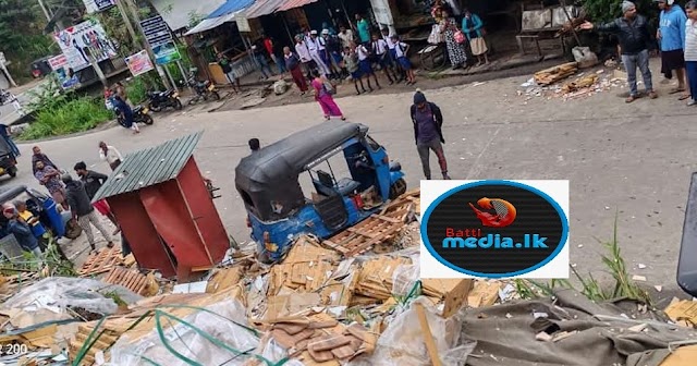 கொழும்பில் இருந்து பதுளை நோக்கி சென்றுகொண்டிருந்த லொரி விபத்துக்குள்ளாகி வீதியில் கவிழ்ந்துள்ளது - 