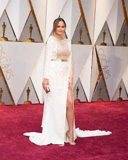 chrissy teigen oscar kirmizi hali