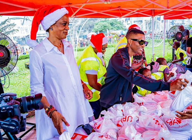 Wizkid Serves Less Privileged At UBA Foundation Drive