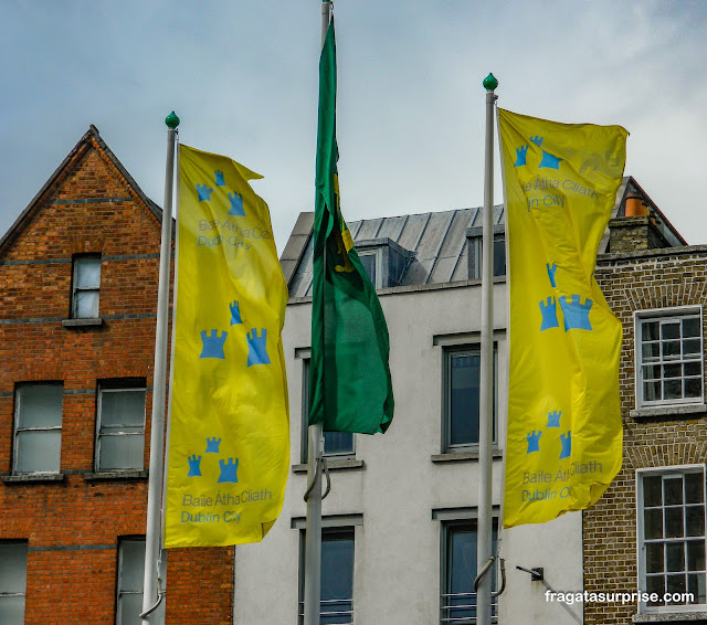 Bandeiras da cidade de Dublin e da Irlanda hasteadas no Castelo de Dublin