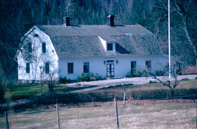 Den nu nerbrunna delen av Åkers gård från 1700-talet, 1981.
