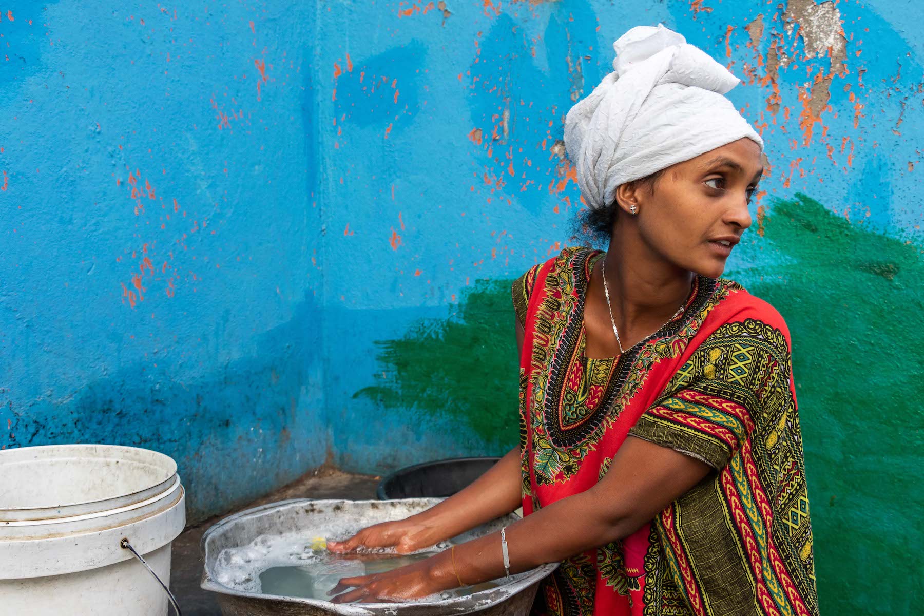 L'Asiya es neteja les mans en una gibrella plena d’aigua (Etiòpia)
