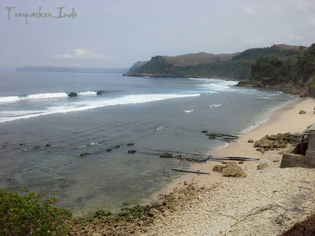 Pantai saluran tambak udang