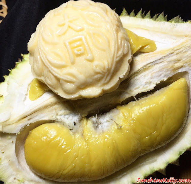 imperial musang king royale durian mooncake, musang king durian mooncake, Tai Thong Mooncakes, Mid-Autumn Menu 2015, tai thong, tai thong malaysia, fruits mooncakes
