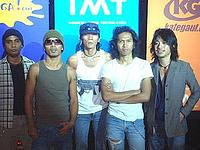  lagu yang terkenal di awal awal kemunculan grup ini Slank  Slank – Best Of Slank