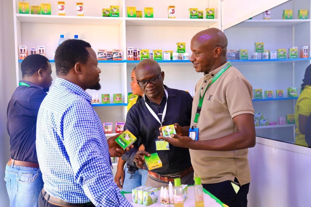 DKT KAZOBA MTAALAMU WA TAFITI NA TIBA  ATUA KAGERA ,ABAINI WAKAZI  KUSUMBULIWA NA KANSA ATIBU WATU SITA WAPONA !