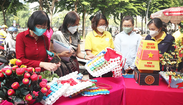 Lãnh đạo Thành phố, quận, hội viên tham quan gian hàng sản phẩm xanh, thân thiện môi trường. (P.An) Lãnh đạo Thành phố, quận, hội viên tham quan gian hàng sản phẩm xanh, thân thiện môi trường. (P.An)