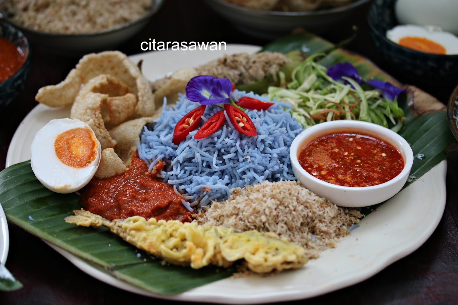 Nasi Kerabu, Sambal Tumis, Sambal Lada dan Sambal Ikan 