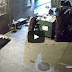 Αρκούδα έκλεψε ολόκληρο τον κάδο σκουπιδιών έξω από εστιατόριο !!! (Video)