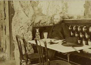 De M. DORNAC (1858 - 1941) - https://www.parismuseescollections.paris.fr/fr/musee-carnavalet/oeuvres/portrait-du-poete-paul-marie-verlaine-1844-1896-au-cafe-francois-1er-69, Dominio público, https://commons.wikimedia.org/w/index.php?curid=192145