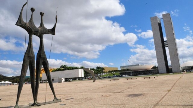 STF proíbe cantor Sergio Reis e outros bolsonaristas de se aproximarem da Praça dos Três Poderes