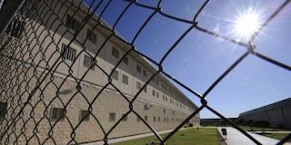 Les prisonniers en détention provisoire doivent pouvoir contester un transfèrement