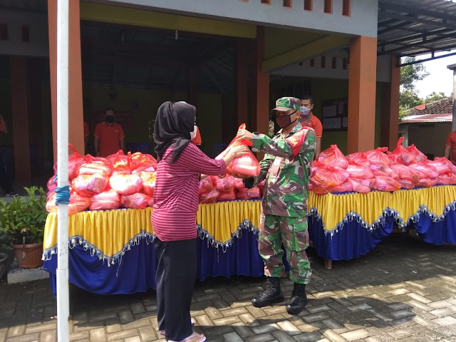 Kodim Sragen - Pembagian Paket Sembako Masyarakat Desa Geneng Duwur Yang Tidak Terdaftar PKH