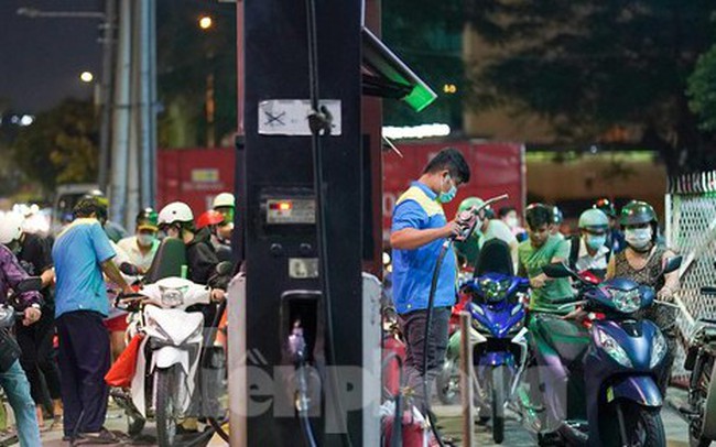 Người dân TPHCM lại quay cuồng trong ma trận ‘hết xăng, còn dầu’
