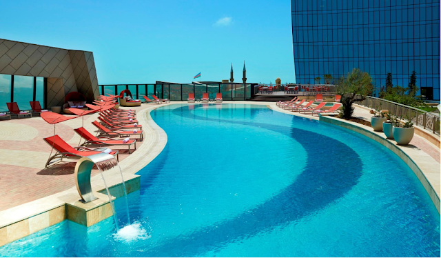 Photo : Piscine extérieure de L'hôtel Fairmont 5* - Flame Towers - Bakou (Fairmont 5*Baku)