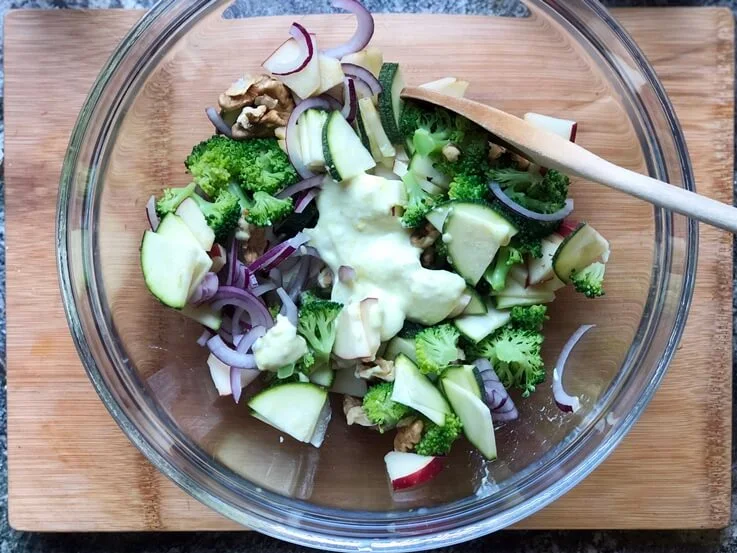 Ensalada de manzana, calabacín y brócoli