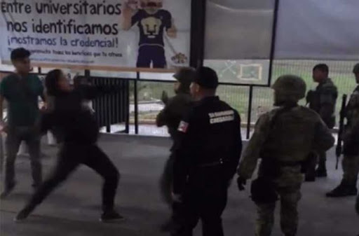 [VIDEO] Militares se lían a golpes con jóvenes en la FES Acatlán de la UNAM