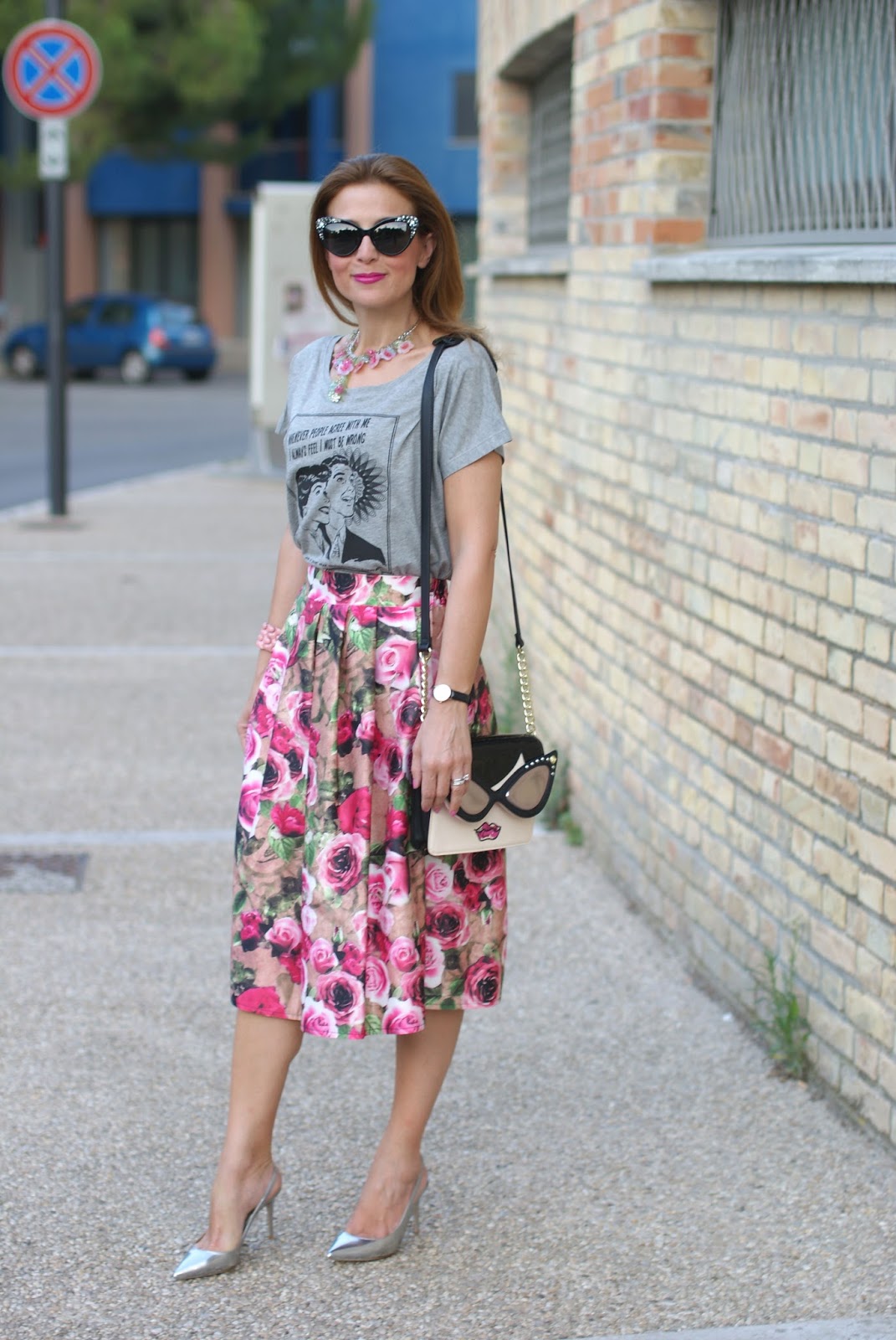 Opposes Complementaires t-shirt con midi skirt con rose e borsa Betsey Johnson su Fashion and Cookies fashion blog, fashion blogger style