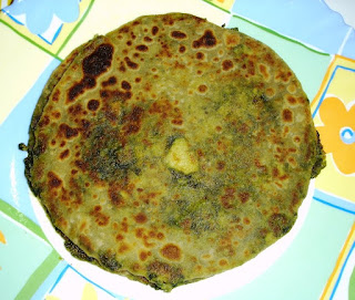 भरलेला पालक पराठा