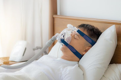 man sleeping with full face mask cpap machine