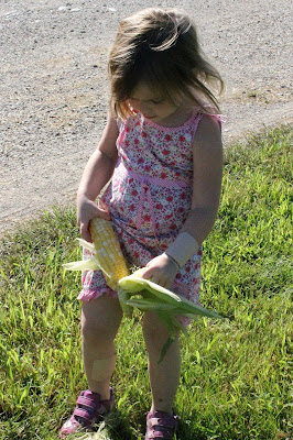 Husking Sweet Corn - Throw a Sweet Corn Party with Easy Freezer Sweet Corn recipe #FarmersMarketWeek