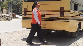 Bus Tahanan dan Mobil Jadul di Film Bangsal Isolasi