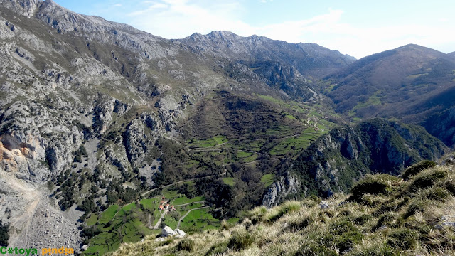 Via Ferrata La Hermida hasta la Cueva Piloña, regresando por el sendero de la Escontrilla hasta el pueblo cántabro de la Hermida.