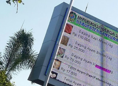 Videotron di Banyuwangi menampilkan info bahan pokok.