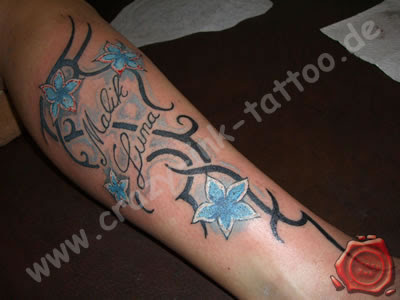 girls with cute daisy tattoo on back shoulder blumen tattoo,tribales tattoo