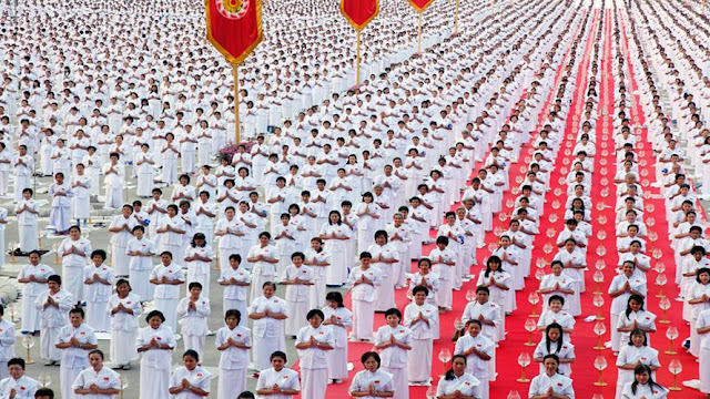 Mass ordination ceremony in front of Dharmakaya Ceitiya