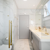 Banheiro contemporâneo cinza e marmorizado com filetes dourados!