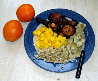 Kyckling med kronärtskockor, groddmix och mango