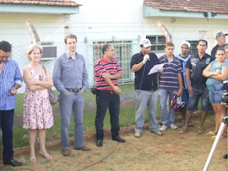 Em um registro marcante datado de 6 de fevereiro de 2012, nosso informativo acompanhou de perto a indignação e determinação dos moradores do bairro Cidade Nova, que se uniram em uma impressionante demonstração de solidariedade após o fechamento da farmácia na Unidade de Saúde local, que permaneceu inacessível por vários dias.  A comunidade, em parceria com o Conselho Local de Saúde, tomou a iniciativa de convocar uma reunião que ocorreu nas proximidades da Unidade de Saúde, com o objetivo claro de reivindicar a reabertura imediata da farmácia. Nesse encontro, estiveram presentes diversas lideranças comprometidas com o bem-estar dos moradores, incluindo o presidente do Cidade Nova Informa (CNI), José Batista, os membros do Conselho de Saúde da Cidade Nova, o presidente do Conselho de Saúde Municipal, Ricardo Soley Foster, o Secretário Municipal da Saúde, Alexandro Klemer, e o vereador Gessani.  Durante a reunião, após ouvir as preocupações da comunidade, o Secretário Municipal da Saúde fez um compromisso direto com os presentes. Ele prometeu que a farmácia seria reaberta na semana seguinte, atendendo assim às necessidades urgentes da comunidade.  A promessa foi cumprida, e a farmácia foi reaberta no prazo estipulado. No entanto, vale destacar que ela começou a funcionar em um horário reduzido, operando apenas meio período.  Esse episódio reflete a importância crucial que o posto de saúde e seus serviços têm na vida dos moradores da Cidade Nova. A mobilização e a ação decidida da comunidade demonstraram a determinação em garantir o acesso a serviços de saúde essenciais. A reivindicação bem-sucedida não apenas resultou na reabertura da farmácia, mas também enfatizou o poder da voz coletiva na defesa do direito à saúde.  A história da luta da comunidade da Cidade Nova continua a destacar a importância vital dos serviços de saúde locais e a necessidade de mantê-los acessíveis a todos.