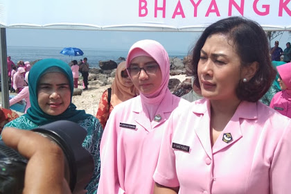 Ny.Sarie Purwadi Arianto Peduli Penghijauan, di Pantai Alau-Alau Kalianda Lampung Selatan