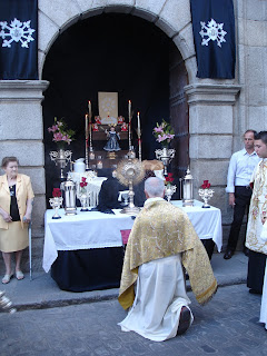 El Santísimo sobre nuestro altar