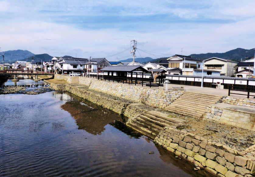 In earlier times trading vessels docked at the riverside merchant town of Yanai.