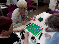 Wojewódzka i Miejska Biblioteka Publiczna im. dr. Witolda Bełzy w Bydgoszczy. Filia nr 5 na Bocianowie, ul. Pomorska, Bydgoszcz; Klub Seniora "Bociania Oaza" Bydgoszcz; Scrabble, aktywny senior; seniorzy grają; gra; rozrywka; rywalizacja; aktywizacja; kawa; gry logiczne