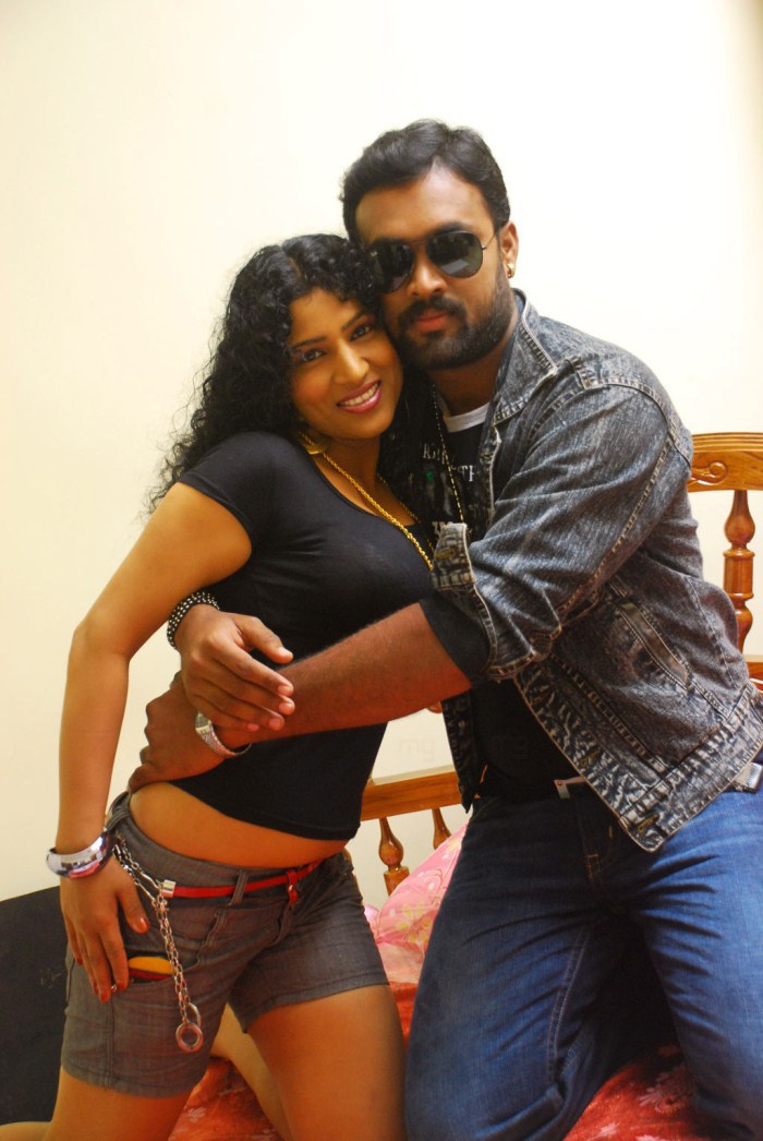 Photo Galleri: KALLA PARUNTHU MOVIE HOT STILLS