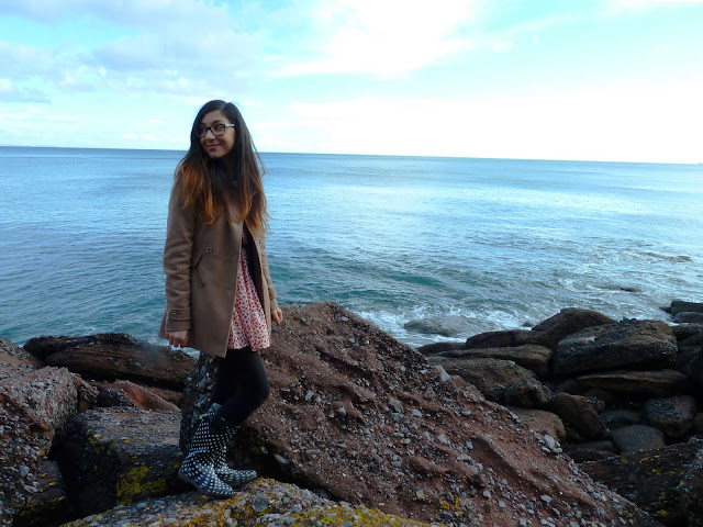 #sky #rain #nature #landscape #autumn #sea cliffs, scogliere, mare, england, devonshire, torquay, foglie, leaves, november, novembre, caspar friedrich, autunno, ragazza, girl, cape, vestito, hearts print, cuori, cappa, h&m, primark, love, ragazzo, boy, boy and girl, romantic, cute, pioggia, bruxelles, belgio, belgique