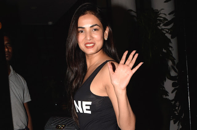 Sonal Chauhan showcasing her fitness prowess with hot gym stills.