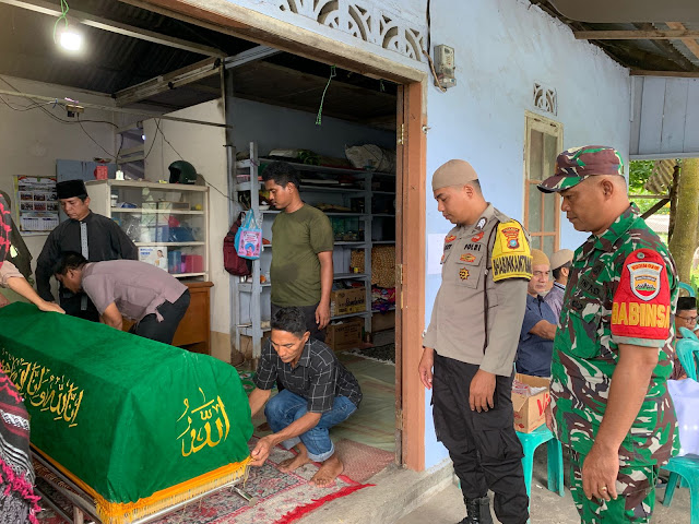 Babinsa Yuniaro Zebua ke Rumah Warga yang Meninggal Akibat Sakit Lambung Kronis