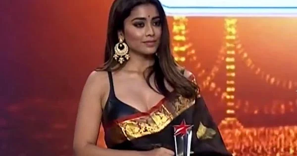 shriya saran cleavage show black saree award viral video