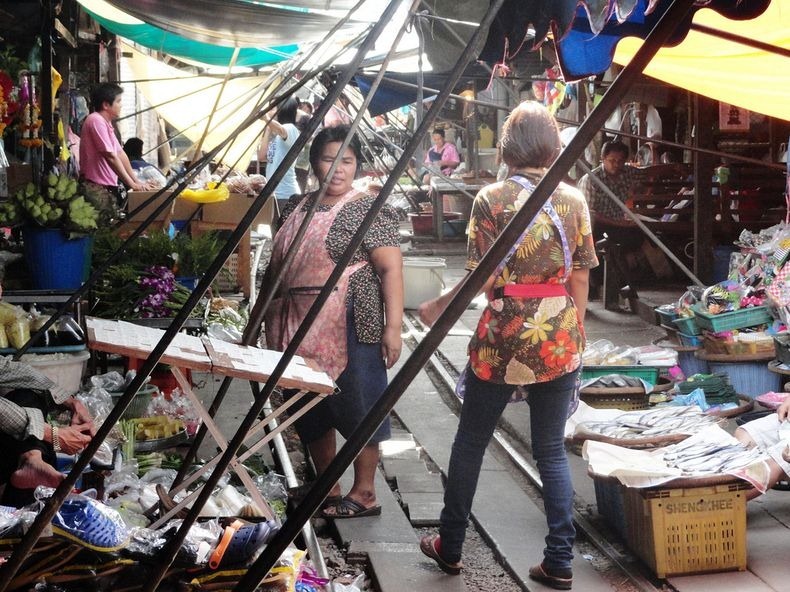 maeklong-railway-market-1