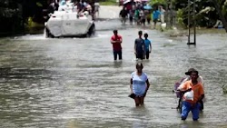 Όπως ανακοίνωσαν χθες Σάββατο 27 Μαΐου οι αρχές, τουλάχιστον 122 άνθρωποι έχασαν τη ζωή τους από τις κατολισθήσεις και τις πλημμύρες που έπ...